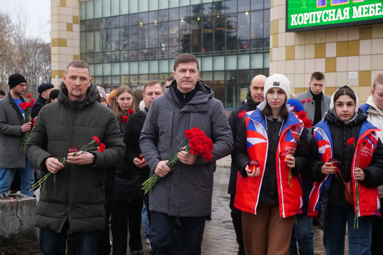 Жители Люберец возлагают цветы в память о жертвах теракта в «Крокус сити  холле» | 23.03.2024 | Люберцы - БезФормата